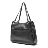 Cartera tipo shopper grande de cuero color negro, con doble asa de hombro y logo metálico en el frente.