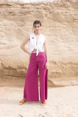 Pantalón jean color borgoña, de corte wide leg y tiro alto.