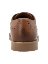 Zapato acordonado de cuero color marrón con perforaciones decorativas en el talón.