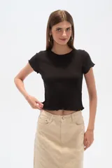Remera negra de algodón con punto canalé, corte entallado y cuello a la base.