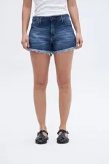 Short de jean azul con lavado medio, tiro alto y terminaciones desflecadas.