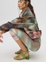 Calza 3/4 de lycra con estampado abstracto en tonos marrones, verdes y rosados.