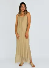 Vestido largo color crudo, de breteles finos y corte holgado.