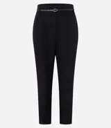 Pantalón de vestir azul marino, de corte zanahoria, con cinturón fino negro con hebilla dorada.