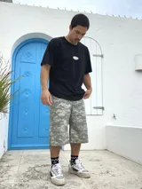 Bermuda corte ancho con estampado camuflado pixelado.