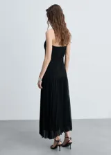 Vestido negro palabra de honor con diseño plisado y falda evasé.