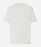 Remera de algodón color crema con cuello redondo y mangas cortas. Estampa frontal de una copa de Cosmopolitan y la inscripción "Cosmopolitan".