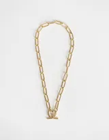 Collar corto dorado con cadena de eslabones rectangulares y dije de corazón con cierre de barra.