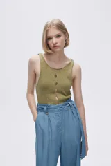 Musculosa celeste de tejido de punto con escote redondo y aberturas frontales.