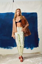 Pantalón de cuero sintético color celeste con acabado metalizado.