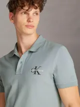 Chomba celeste de piqué de algodón elástico con monograma bordado de Calvin Klein en el pecho.