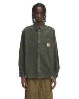 Camisa de manga larga confeccionada en pana de algodón de color verde oscuro. Presenta un bolsillo de parche en el pecho con el logotipo de Carhartt WIP, cierre frontal con botones y cuello clásico.