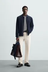 Camisa azul marino de punto con mezcla de lyocell, corte regular, cuello solapa y manga larga.