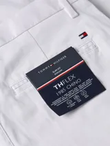 Pantalón chino de corte slim con pierna recta, color blanco. Confeccionado en algodón pima elástico.