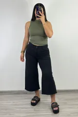 Pantalón jean negro de corte culotte con terminación desflecada.