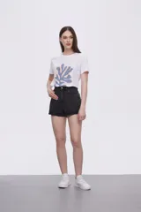 Short de jean de calce alto, color celeste, con terminación desflecada.