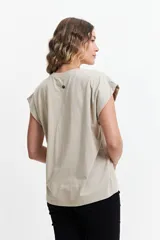 Musculosa oversize color beige con estampado dorado que dice "If you never try you will never know".