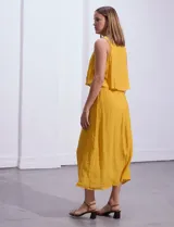 Vestido largo color mostaza, sin mangas, con escote redondo y detalle de crochet en los hombros.