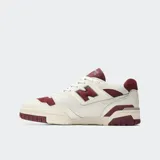 Championes urbanos New Balance modelo 550, color blanco y bordó, con logo "N" característico en los laterales y suela de goma.