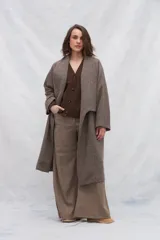 Tapado largo marrón con cuello solapa y diseño con dos variantes de telas.