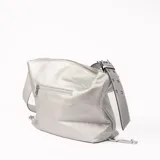 Bolso tipo hobo de cuero sintético plateado con textura granulada, cierre superior con cremallera y correa de hombro ajustable.