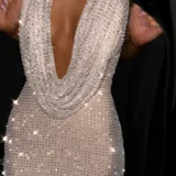 Minivestido blanco con brillos, corte halter con escote en V profundo y espalda descubierta.