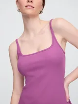 Vestido midi negro con breteles finos y corte ajustado.