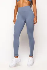 Calza larga de tiro alto color celeste, confeccionada en poliamida y elastano, con diseño sin costuras en la parte delantera.
