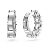 Aros tipo argolla Swarovski, con hilera de cristales blancos de talla cuadrada engarzados en montura plateada con baño de rodio.