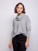 Polera de tejido de punto gris, de manga larga y cuello grande caído con diseño de franjas en el frente.
