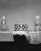 Anillo de plata 950 con diseño calado que simula una textura orgánica o de arrecife, con múltiples aberturas circulares irregulares.