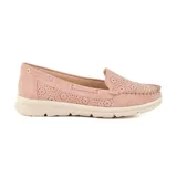 Mocasines color rosa claro con capellada perforada, detalle de cordones y suela blanca.