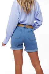 Short de jean celeste con cintura alta y cinturón de soga.