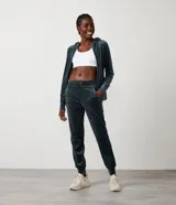 Campera deportiva gris de plush con capucha, cierre frontal y bolsillos laterales.