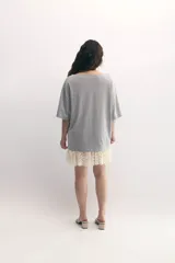 Remerón blanco de cuello bote con encaje integrado y bordado del monograma de la marca a tono. De calce holgado, confeccionado en malla fina compactada y prelavada.