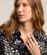 Vestido largo tipo chemise confeccionado en viscolino con estampado floral. Tiene cuello de camisa, mangas largas, abotonadura frontal y lazo en la cintura.