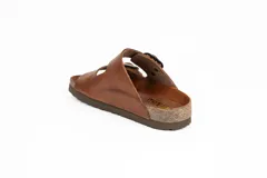 Sandalias de cuero color marrón con dos correas ajustables con hebillas metálicas, plantilla anatómica de corcho y suela de goma.