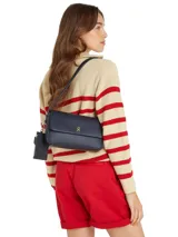 Cartera mensajera Tommy Hilfiger azul marino con monograma TH, asa superior, correa de textil trenzado ajustable y extraíble, bolsillo interior con cremallera, monedero extraíble con cremallera y detalles distintivos de la marca.