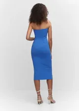 Vestido midi negro ajustado al cuerpo, sin mangas y escote recto.