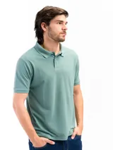 Remera polo verde agua lisa, de manga corta y corte clásico.