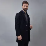 Tapado de lana gris espigado, con cierre frontal de botones y corte clásico.