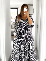 Vestido camisero largo de manga 3/4 con estampado de cebra en blanco y negro.