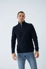Buzo de hombre azul marino con medio cierre, cuello alto y logo estampado en el pecho. Corte regular y mangas largas.