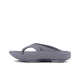 Sandalias negras de goma con tecnología OOfoam para mayor absorción de impacto y soporte en el arco del pie.