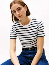 Remera blanca a rayas horizontales azul marino, de corte slim y cuello redondo.