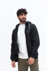 Campera de felpa color azul marino con cierre frontal, capucha ajustable con cordones celestes y estampado frontal con texto. Posee bolsillos laterales con cierre.