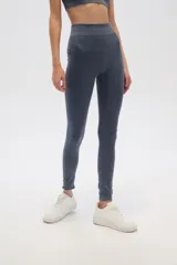 Calza larga color marrón, de tiro alto y corte ajustado.