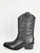 Bota texana negra de cuero con bordados y terminación en punta.
