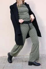 Pantalón palazzo de punto fino con estampado geométrico en tonos azulados.