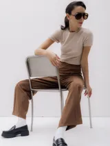 Top de punto color beige, con cuello redondo y mangas cortas.